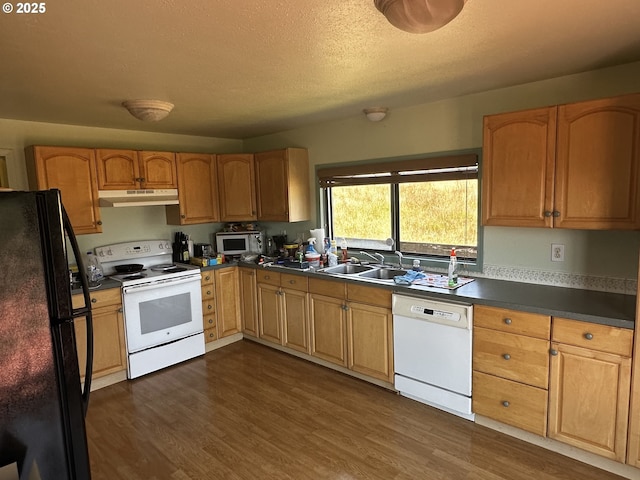 77668 Dugan Ln, Cottage Grove, OR 97424 - kitchen with white appliances, under cabinet range hood, dark wood finished floors, a textured ceiling, and dark countertops