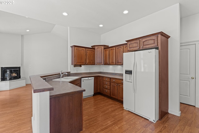 1249 Zebrawood St, Florence, OR 97439 - kitchen featuring white appliances, a sink, a peninsula, light wood-style floors, and recessed lighting