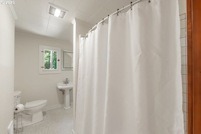 2517 Wild River Dr, Roseburg, OR 97470 - full bath featuring visible vents, a sink, tile patterned floors, toilet, and ornamental molding