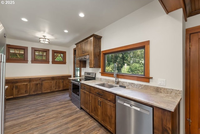 2517 Wild River Dr, Roseburg, OR 97470 - kitchen featuring a sink, under cabinet range hood, stainless steel appliances, recessed lighting, and dark wood-type flooring