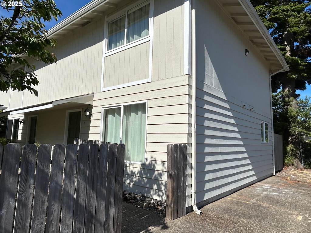 1340 9th St # 5, Florence, OR 97439 - view of side of property