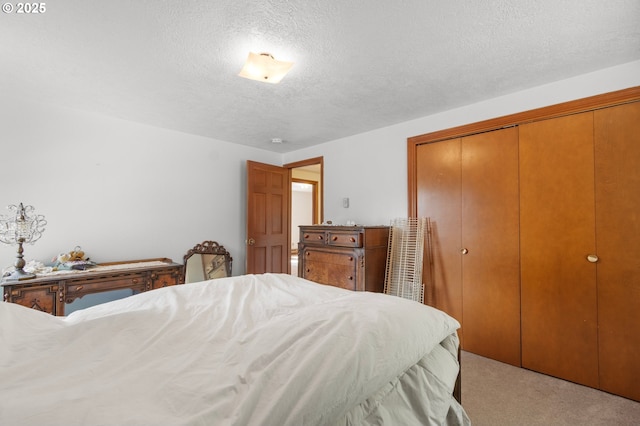 950 N Shasta Way, Clatskanie, OR 97016 - bedroom featuring a closet, a textured ceiling, and light colored carpet