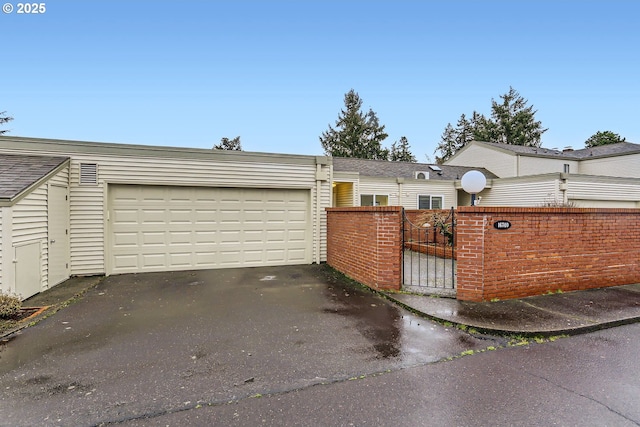 view of front facade featuring a garage