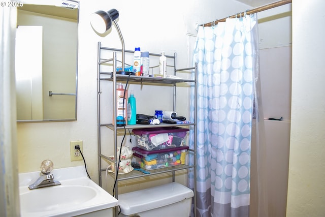 335 Marie St, Medford, OR 97504 - full bathroom with a sink, toilet, and a shower with curtain