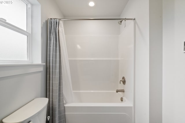 full bathroom featuring a healthy amount of sunlight, recessed lighting, toilet, and shower / bath combination with curtain