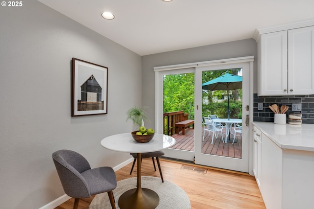 dining area featuring light wood finished floors, recessed lighting, and baseboards