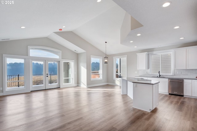 414 Hedin Ter, Gaston, OR 97119 - kitchen featuring stainless steel dishwasher, a sink, lofted ceiling, open floor plan, and light wood-style flooring
