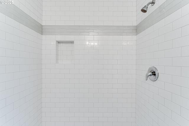 2977 Dry Creek Rd, Eugene, OR 97404 - bathroom featuring a tile shower