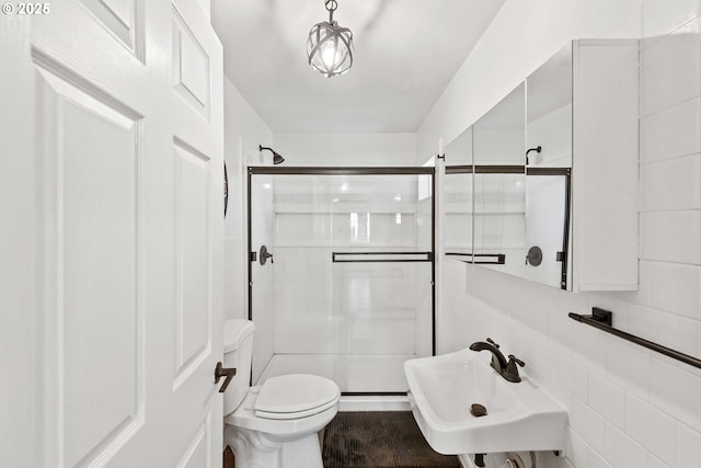 1565 California Ave, Coos Bay, OR 97420 - bathroom with toilet and a shower stall