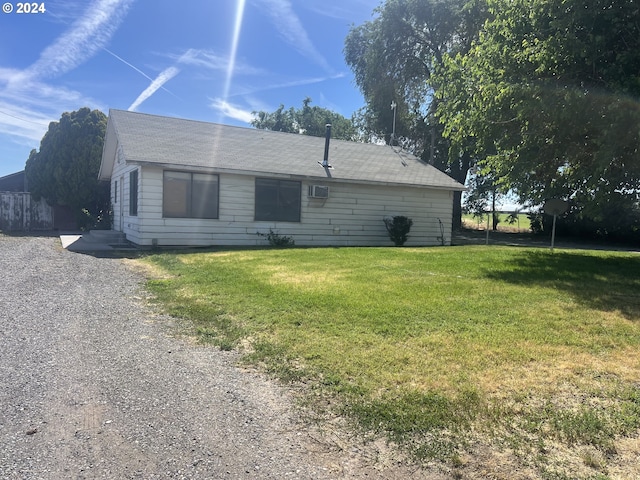 view of front facade featuring driveway and a front yard