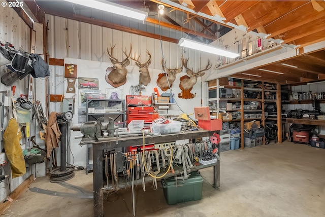 7654 N Bank Rd, Roseburg, OR 97470 - garage featuring a workshop area