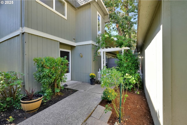 entrance to property featuring a shingled roof