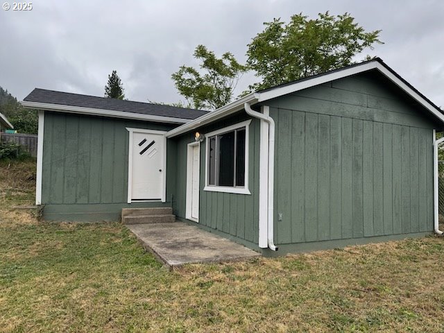 847 NE Jackson Ave, Myrtle Creek, OR 97457 - view of outdoor structure with entry steps