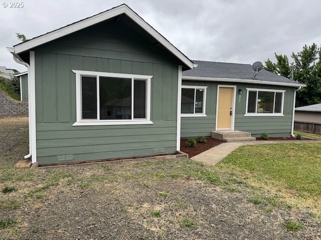 847 NE Jackson Ave, Myrtle Creek, OR 97457 - view of front facade featuring a front lawn, board and batten siding, and crawl space