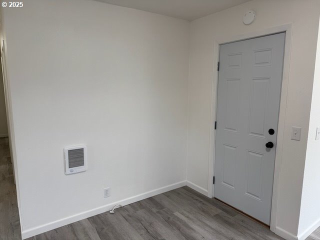 847 NE Jackson Ave, Myrtle Creek, OR 97457 - foyer entrance featuring wood finished floors and baseboards