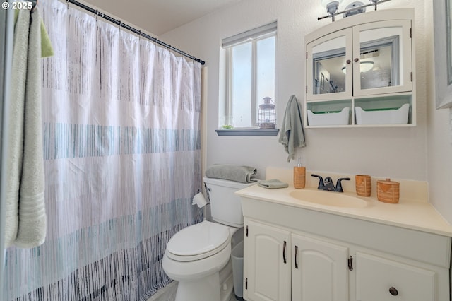 full bath featuring vanity, a shower with shower curtain, and toilet