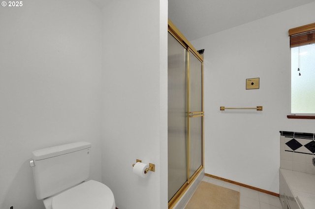 full bath featuring baseboards, a shower with shower door, and toilet