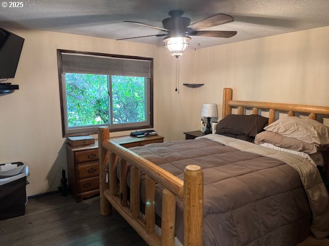 18622 SE Stephens Cir, Portland, OR 97233 - bedroom featuring a textured ceiling, dark wood-style floors, and a ceiling fan