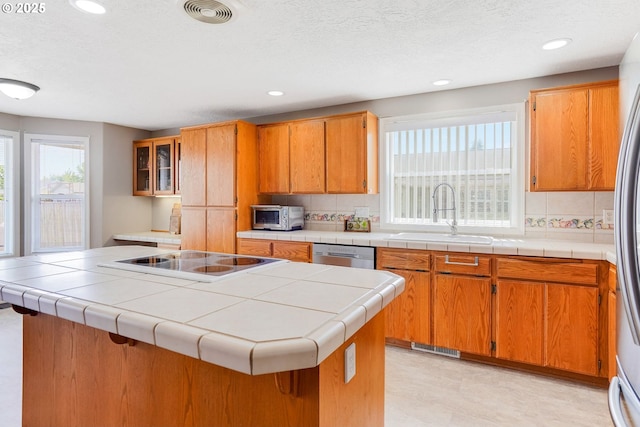 4870 Dorrance Loop NE, Salem, OR 97305 - kitchen with stainless steel appliances, tasteful backsplash, recessed lighting, a kitchen island, and brown cabinetry
