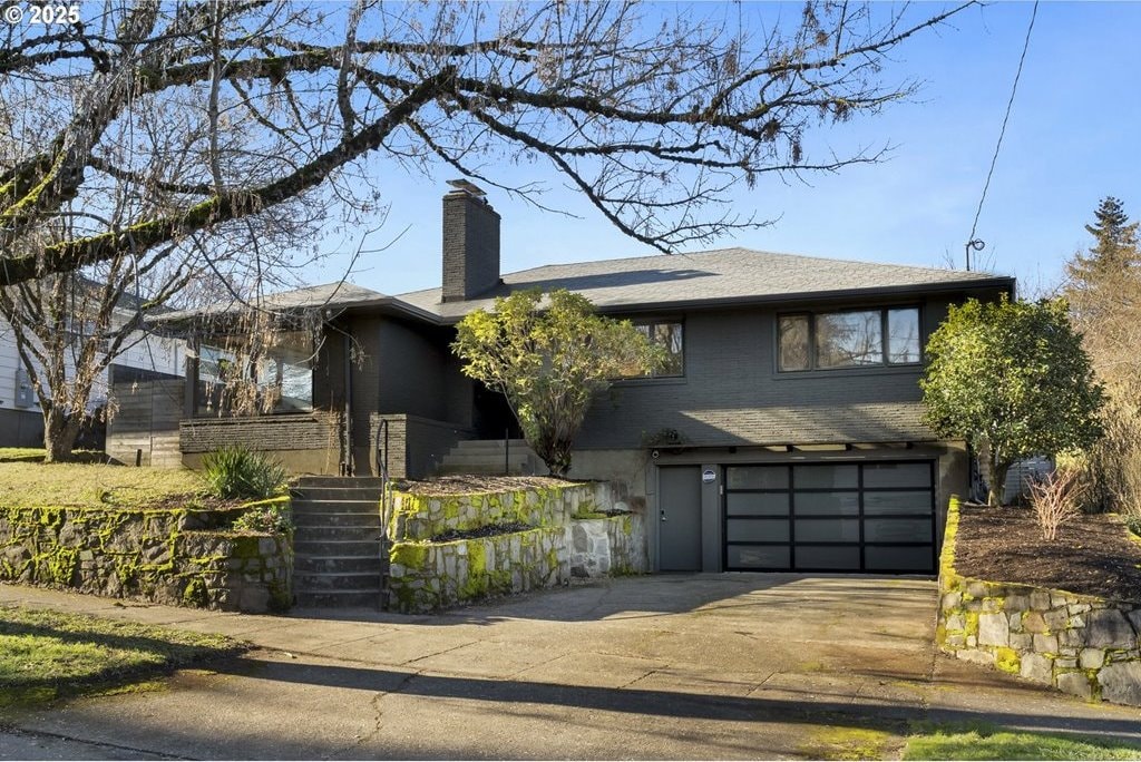 view of front facade featuring a garage