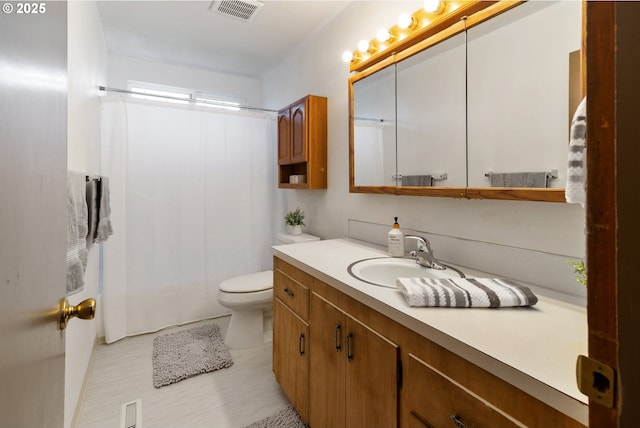 10525 SE Mitchell St, Portland, OR 97266 - full bath featuring vanity, toilet, and shower / bath combo with shower curtain
