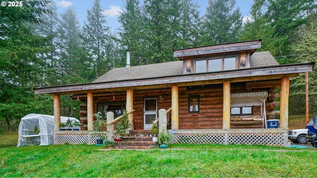 view of front of home featuring entry steps and a front lawn