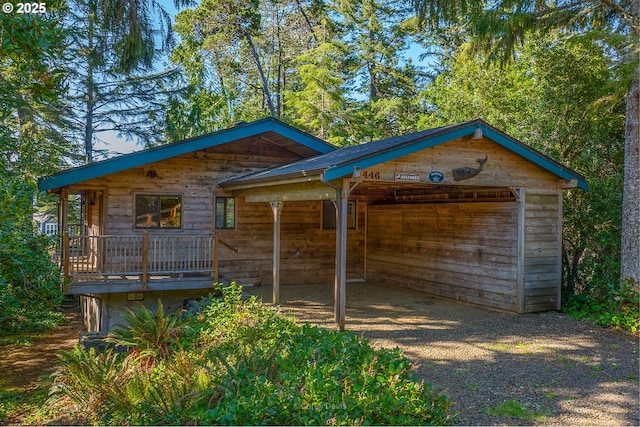 view of front of house featuring dirt driveway