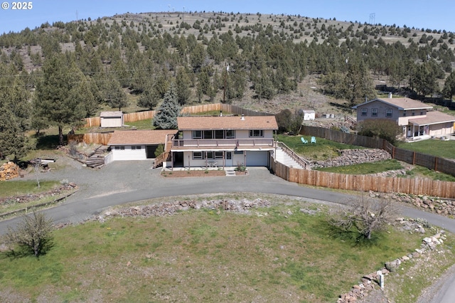 bird's eye view featuring a wooded view