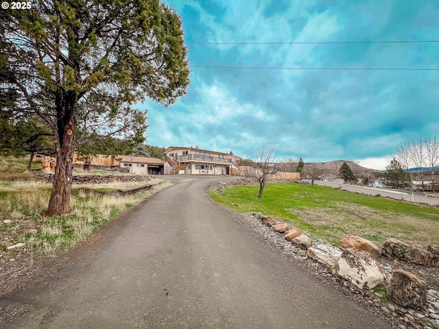 537 NW Charolais Hts, John Day, OR 97845 - view of front of house featuring a front yard and a mountain view