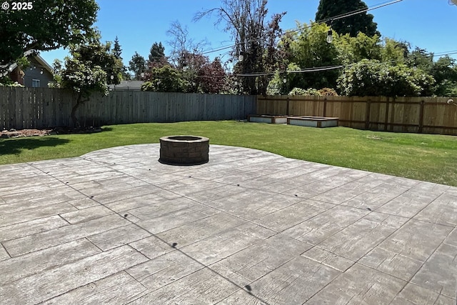1082 Dondea St, Springfield, OR 97478 - fenced backyard featuring an outdoor fire pit and a patio area