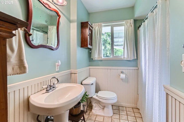157 NE 11th Dr, Hillsboro, OR 97124 - full bath featuring wainscoting, toilet, a sink, and a shower with shower curtain