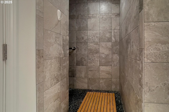 bathroom featuring tiled shower