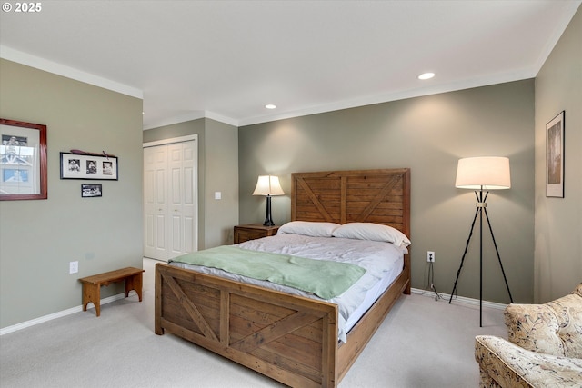 carpeted bedroom featuring ornamental molding, baseboards, a closet, and recessed lighting