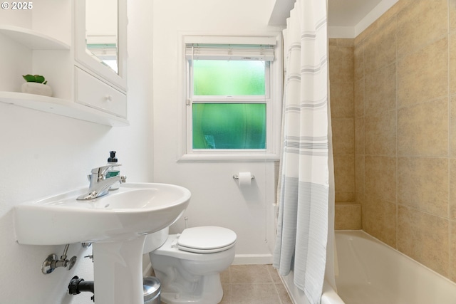 full bath with toilet, tile patterned flooring, shower / tub combo with curtain, and baseboards