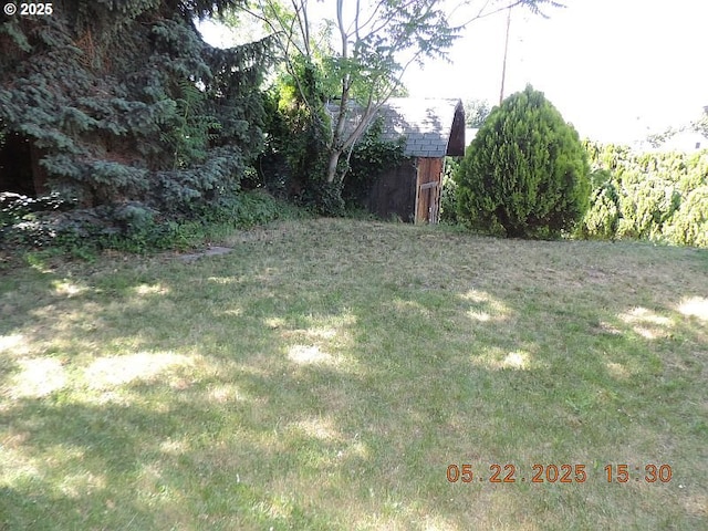 911 F St, The Dalles, OR 97058 - view of grassy yard featuring an outbuilding