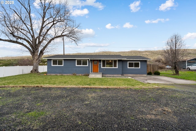 ranch-style house featuring a front lawn