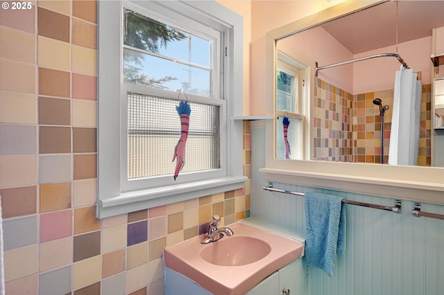 7814 N Wall Ave, Portland, OR 97203 - full bathroom featuring curtained shower, vanity, and decorative backsplash