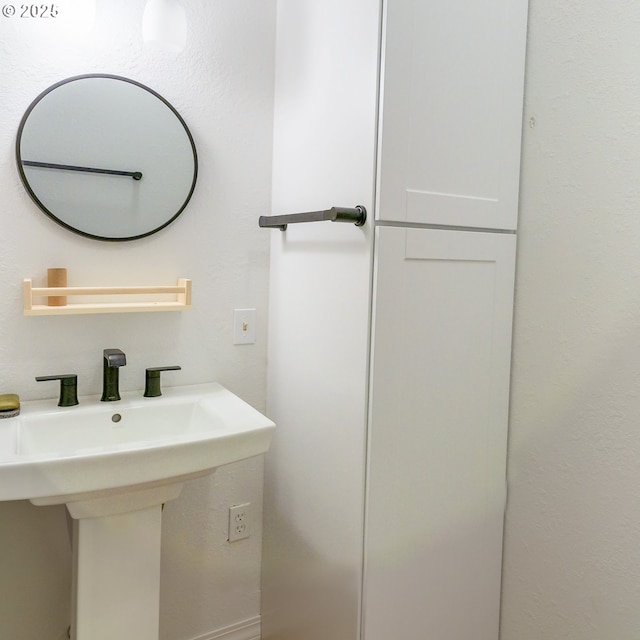 37459 Boulder Flat Ln, Halfway, OR 97834 - bathroom with a sink