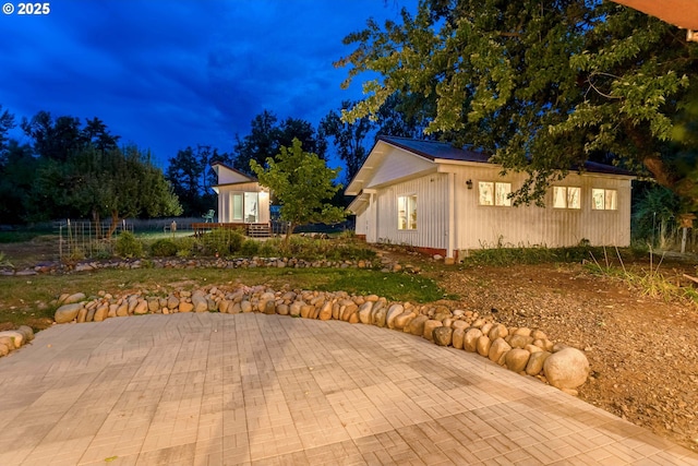 37459 Boulder Flat Ln, Halfway, OR 97834 - patio at night with a patio area