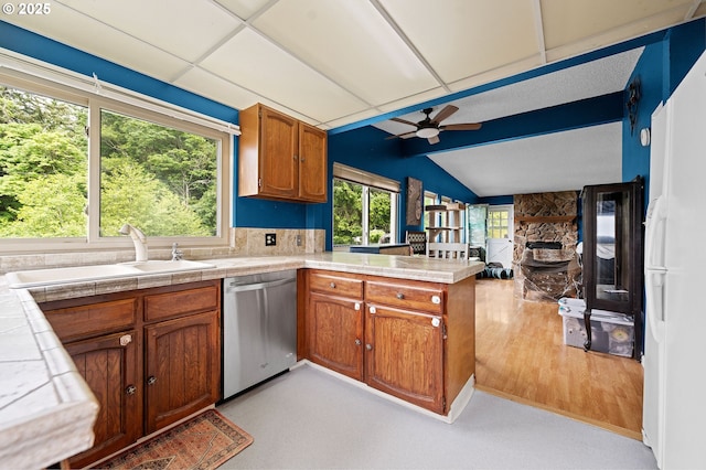 404 Chinook Ave, Astoria, OR 97103 - kitchen featuring stainless steel dishwasher, a sink, a peninsula, ceiling fan, and vaulted ceiling