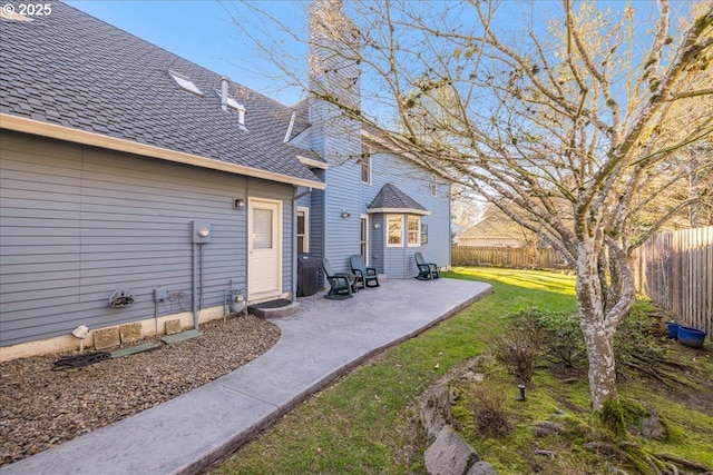 view of yard featuring a patio