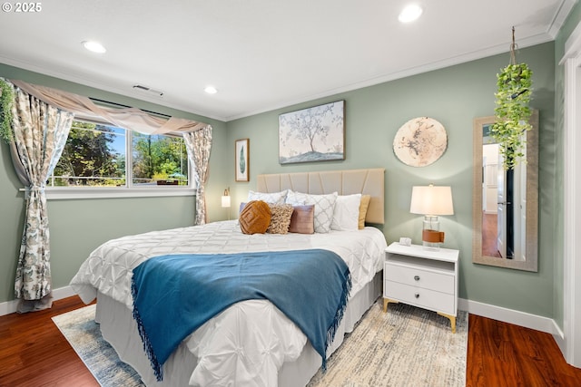 bedroom featuring crown molding, baseboards, visible vents, and recessed lighting