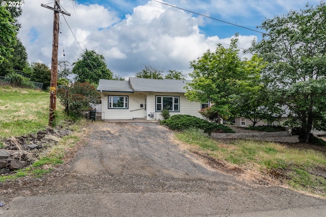 731 NE Casper St, Roseburg, OR 97470 - view of front facade with dirt driveway and a shingled roof