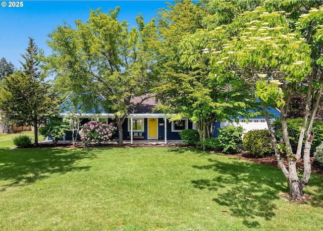 view of front of house featuring a front lawn