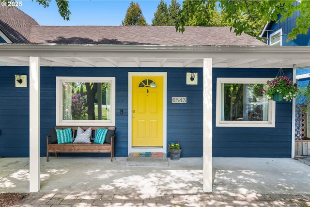 property entrance featuring a porch