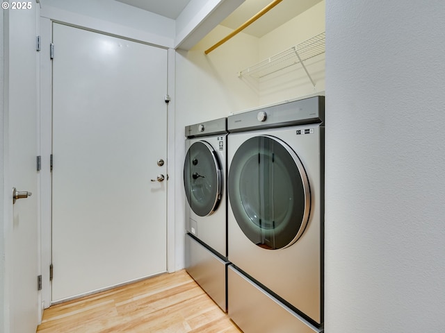 10800 SE 17th Cir Unit M141, Vancouver, WA 98664 - laundry area featuring washing machine and clothes dryer and light wood-style flooring