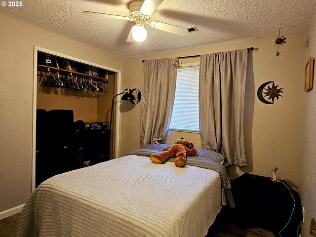 bedroom featuring baseboards, a ceiling fan, a closet, and a textured ceiling