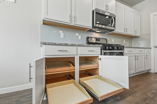 142 N 35th Pl, Cornelius, OR 97124 - kitchen featuring stainless steel appliances, backsplash, dark wood-style flooring, and baseboards
