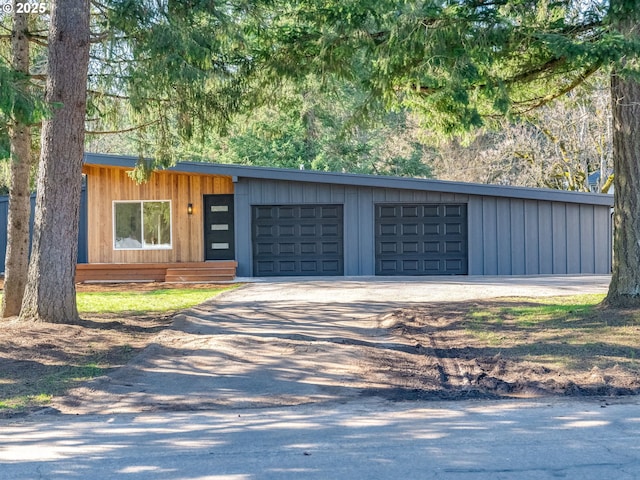 garage featuring dirt driveway