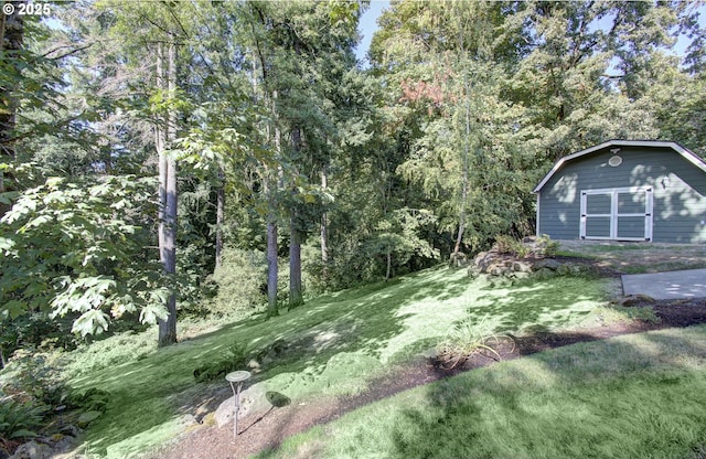 view of green lawn with an outdoor structure